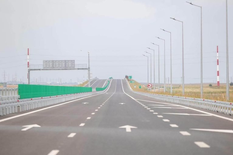 Guvernul României: A7, tot mai aproape de Pașcani: 47 de kilometri de autostradă se deschid luni.